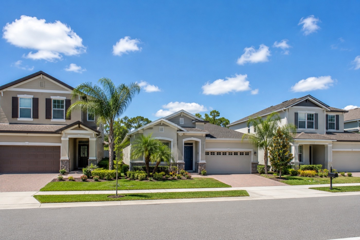 Row of single-family homes in an Orlando, FL neighborhood ready for a pre-purchase home inspection